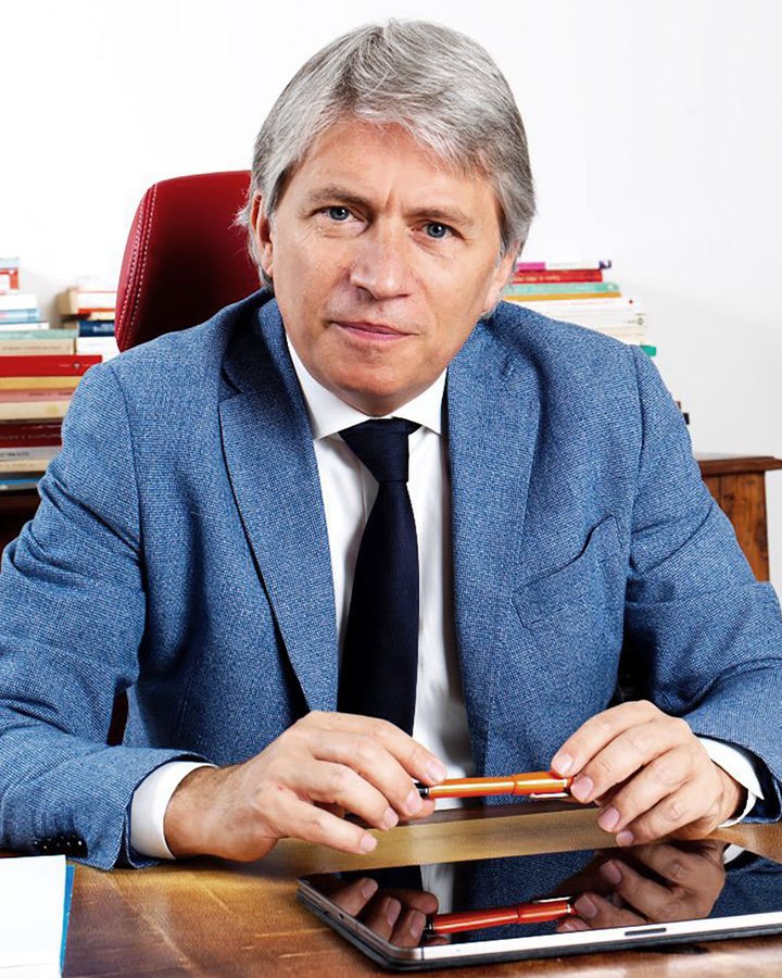 Ritratto del dott. Andrea Cirelli, seduto alla scrivania del suo studio.